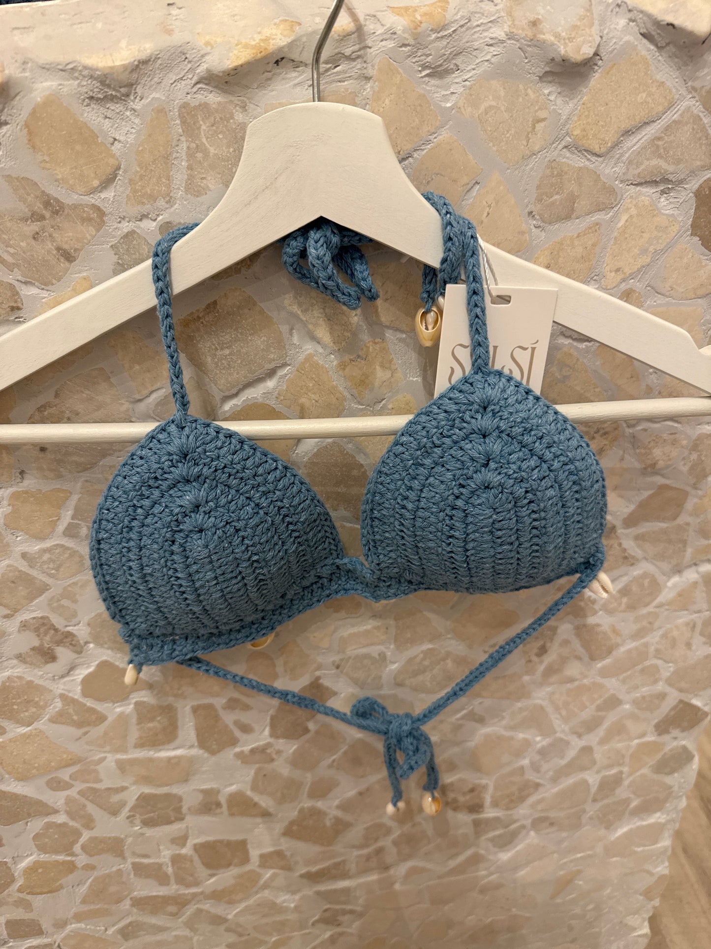 Top de bikini de crochet hecho a mano en jeans azules